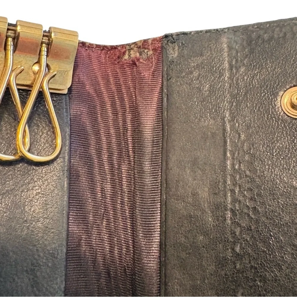 Chanel Black Caviar Leather Key
Holder Wallet with Iconic CC Logo - Picture 6 of 9